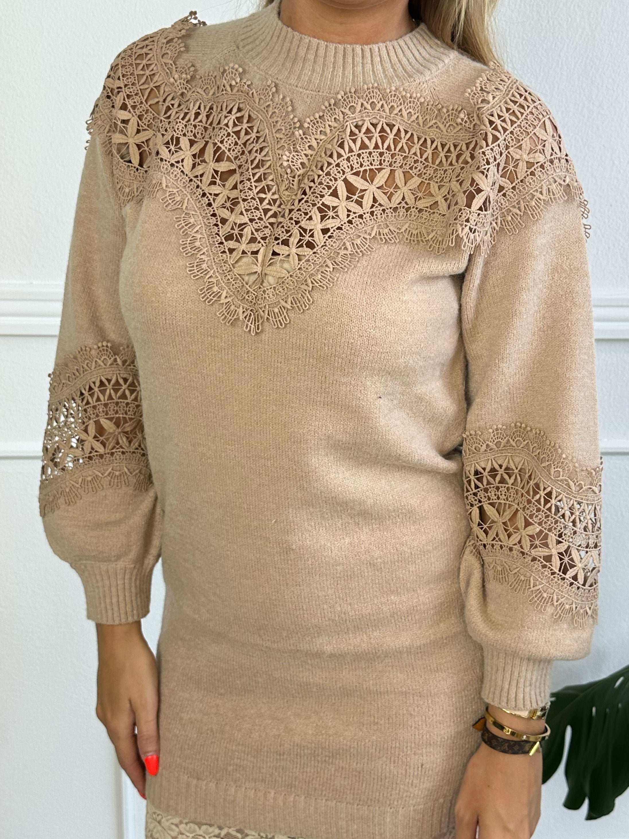 Oxana - Mjuk stickad klänning med broderingar över byst och ärmar